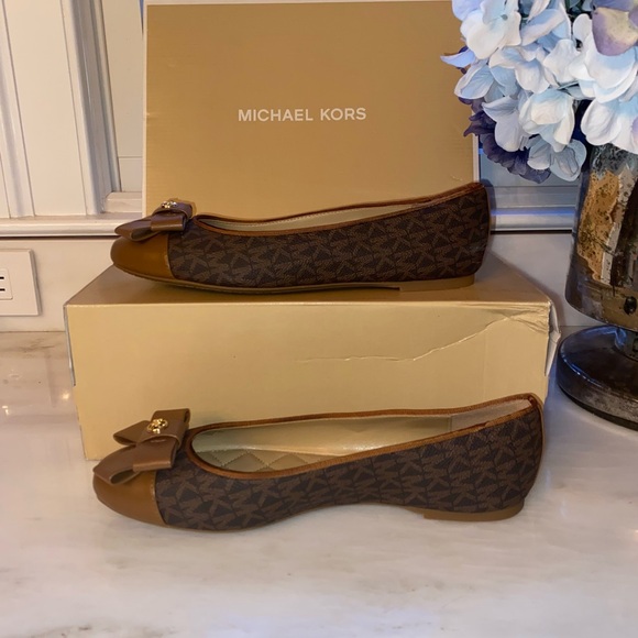 Michael Kors Signature Print Gale Flats, Size 7.5, Color: Brown - Picture 4 of 10